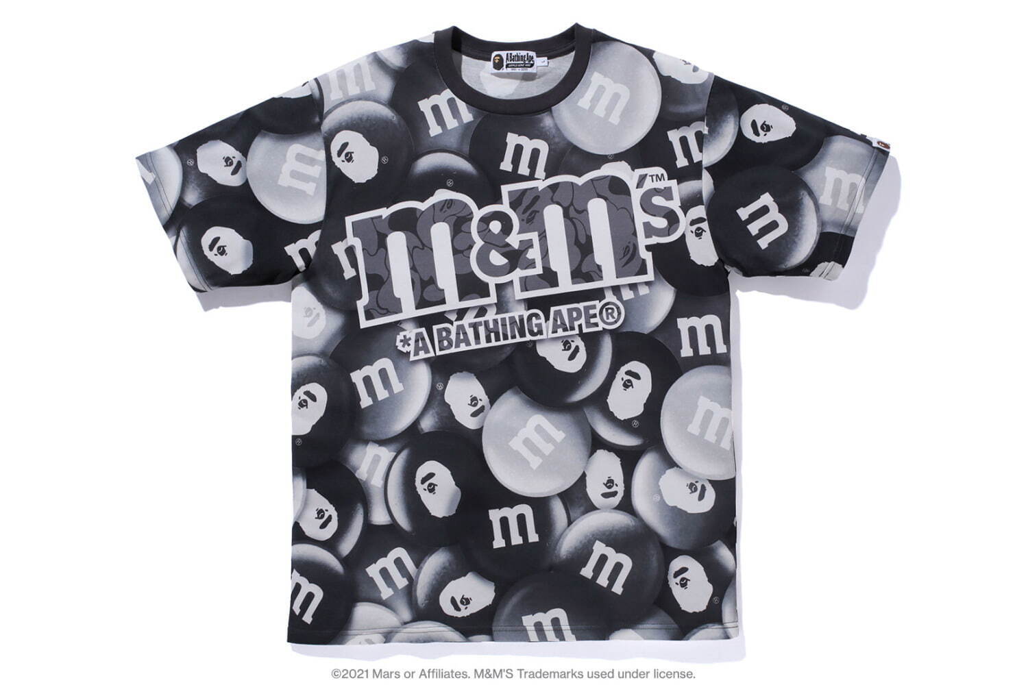 ア ベイシング エイプ×エムアンドエムズ、エイプ ヘッドのチョコ柄＆キャラ入りベイプ カモTシャツ｜写真2