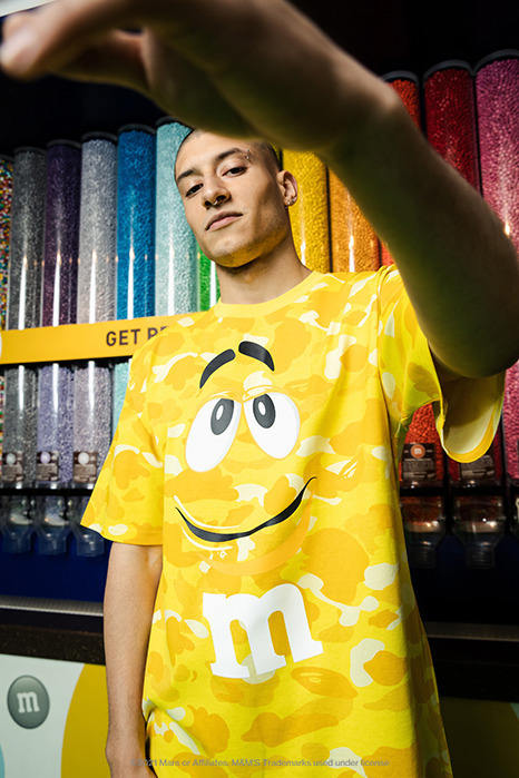 ア ベイシング エイプ×エムアンドエムズ、エイプ ヘッドのチョコ柄＆キャラ入りベイプ カモTシャツ｜写真42