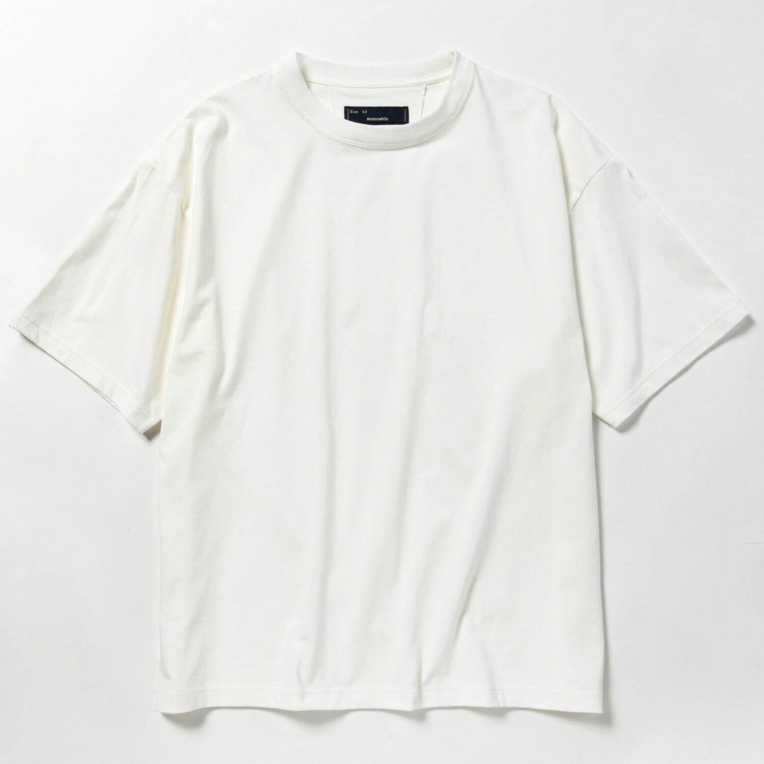 メンズのおすすめ“白Tシャツ”〈無地・プリント・ワンポイント〉コーデで活躍するTシャツを種類別に紹介｜写真8