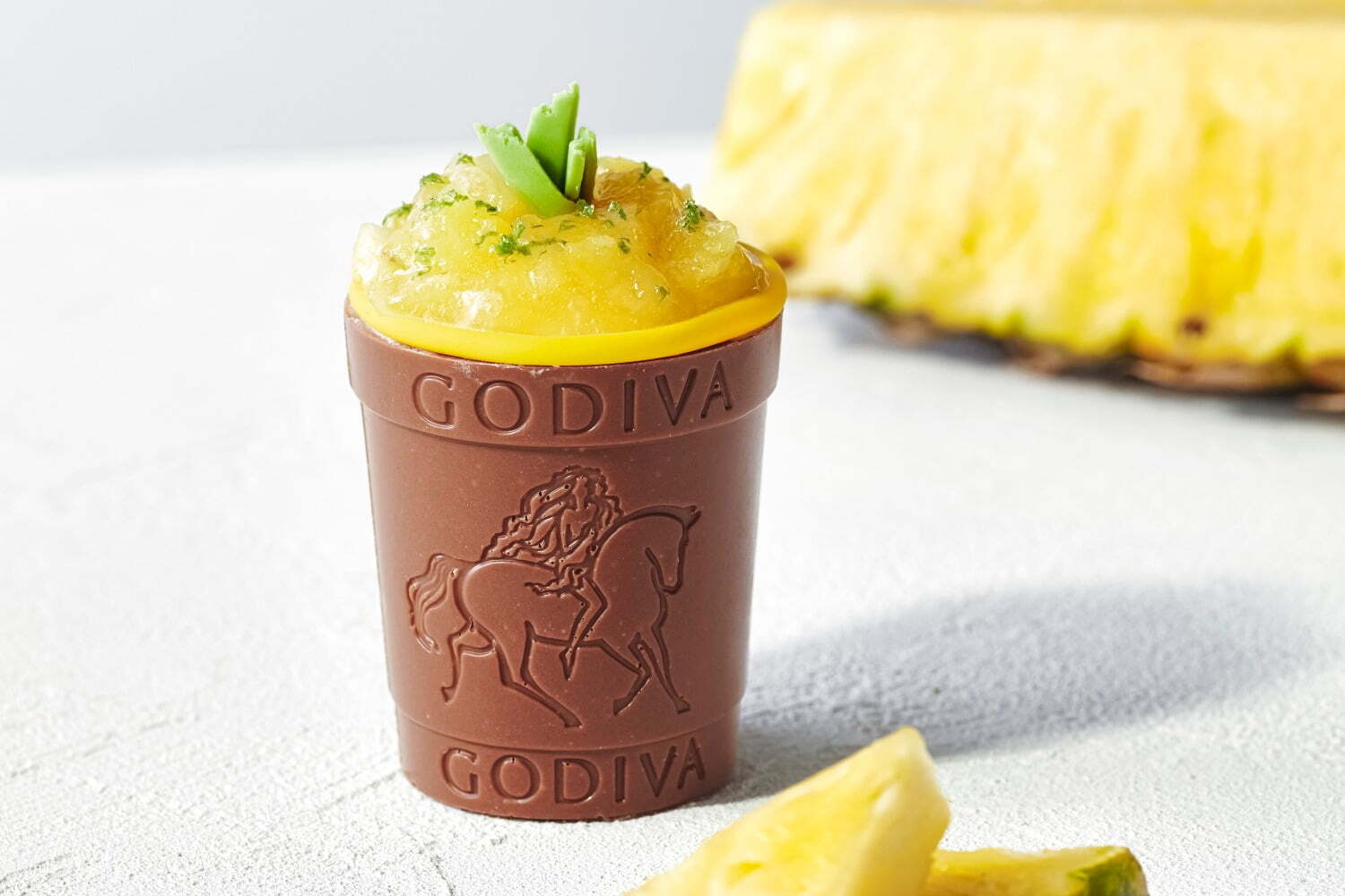 アトリエ ドゥ ゴディバの夏スイーツ、苺の限定ショコリキサーやパイナップルのチョコデザート