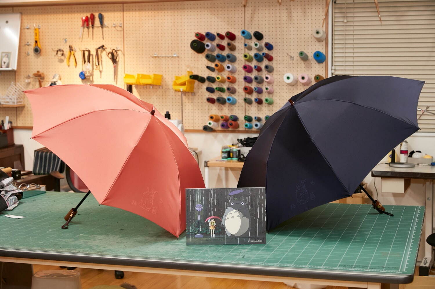 となりのトトロ』トトロ＆サツキの傘を“折り畳み傘”で再現、高級傘メーカー前原光榮商店より - ファッションプレス