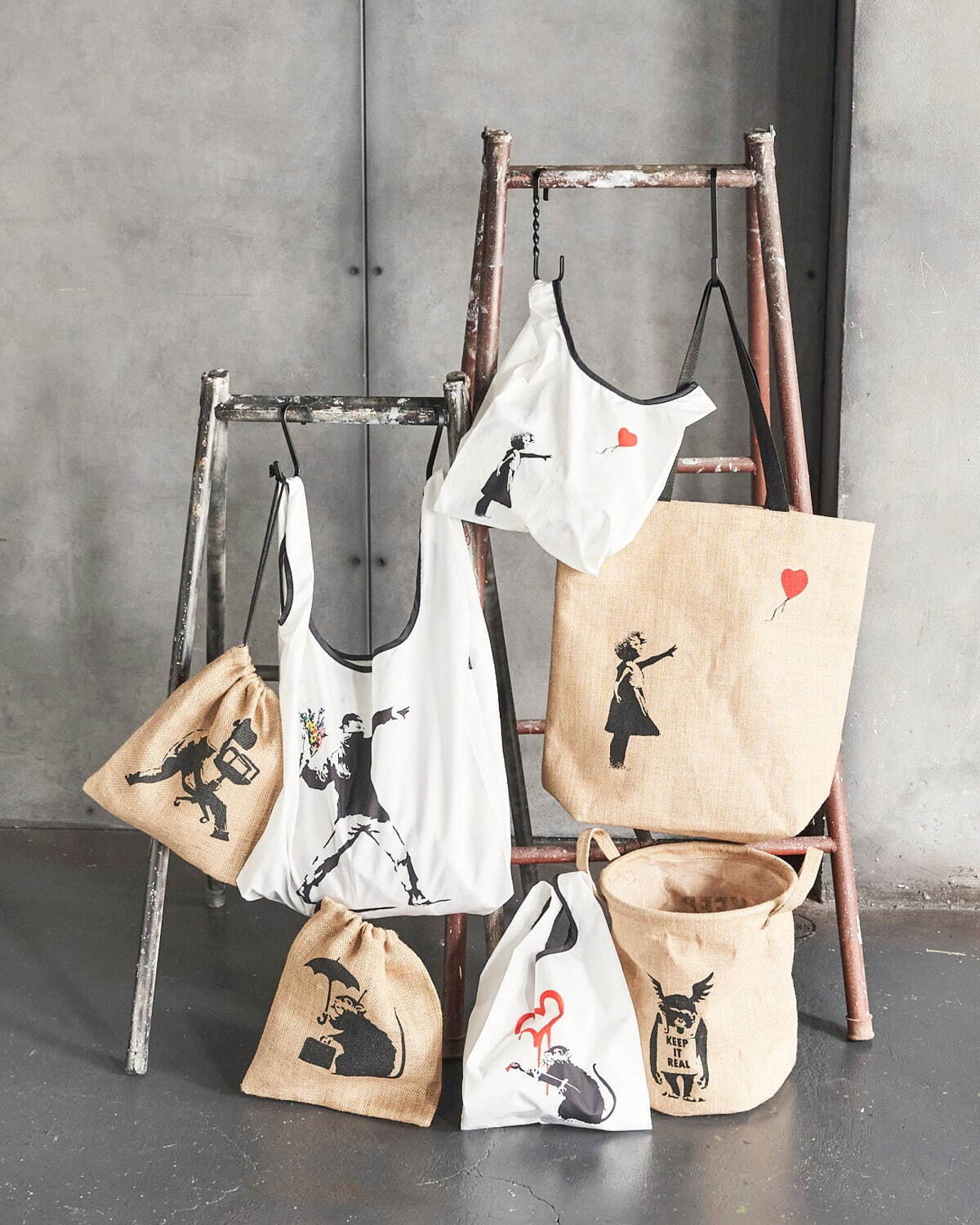 ASOKO“バンクシーのグラフィティ”を配したトートバッグなど、ブランダライズドとコラボ | 写真