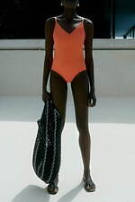 COS 21夏新作"着回しのきく"リネン素材ウェア、大胆リボンブラウスやメンズセットアップ｜写真20