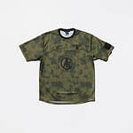 アンブロ×オールモストブラック、フットボールユニフォーム着想のカモ柄Tシャツやショーツ｜写真3