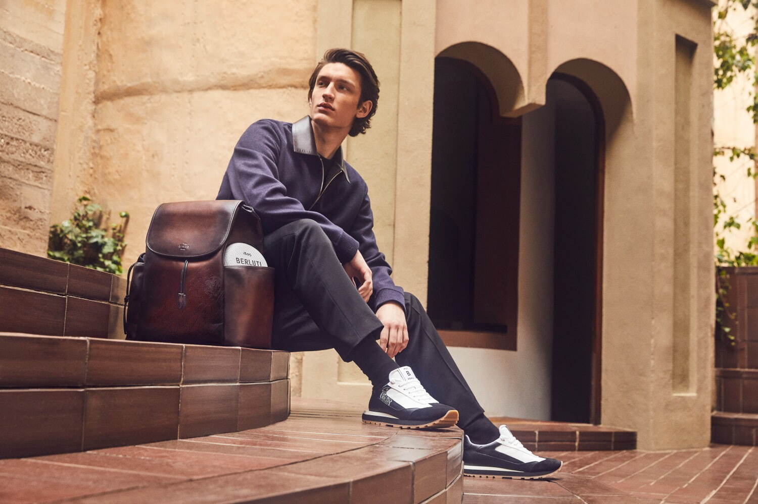 ベルルッティ×バング & オルフセン、ヴェネチアレザーを配した ベルルッティ×バング & オルフセン、ヴェネチアレザーを配した