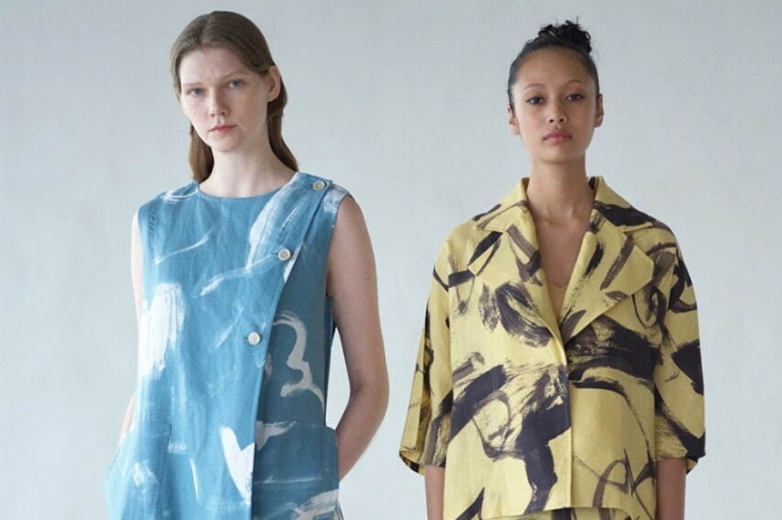 イッセイ ミヤケの新作、“ロープ”で変形可能なワンピースや大胆な筆のタッチを表現したジャケット