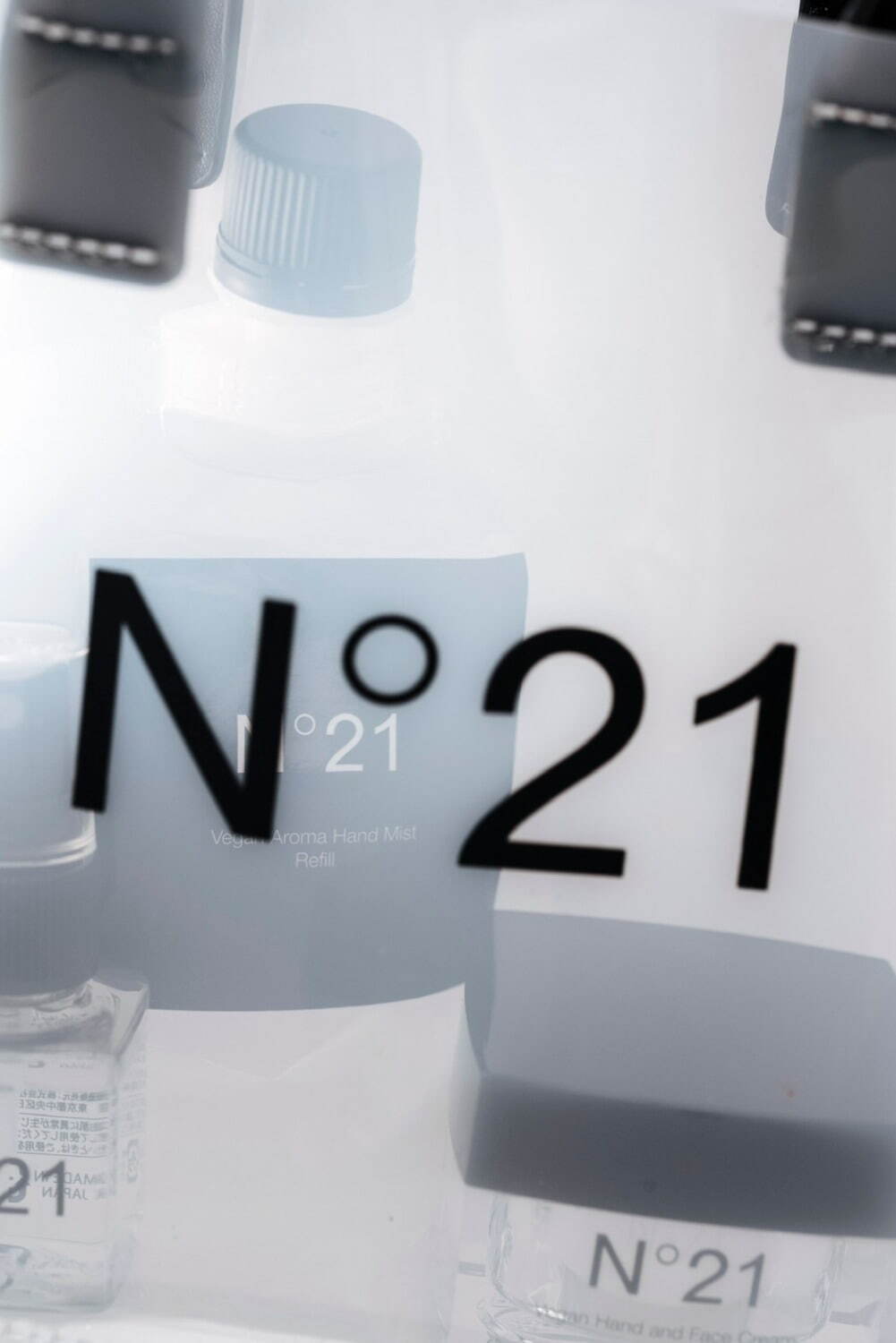 N21“クリアバッグ”付きハンドケアセット＆“ニューエラ”コラボキャップ、阪急うめだ本店で｜写真7