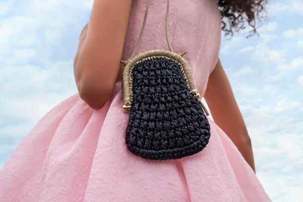 フルラの新作ミニバッグ＆クラッチ、レザーやラフィア風素材の編み込みデザイン