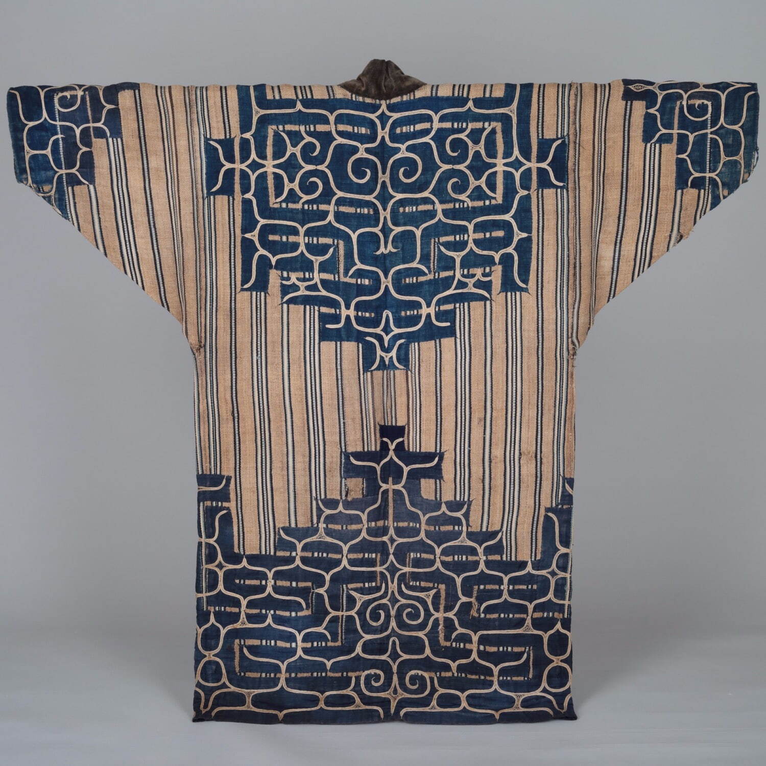 《厚司衣装(アットゥㇱ)》日本民藝館蔵 撮影：村林千賀子