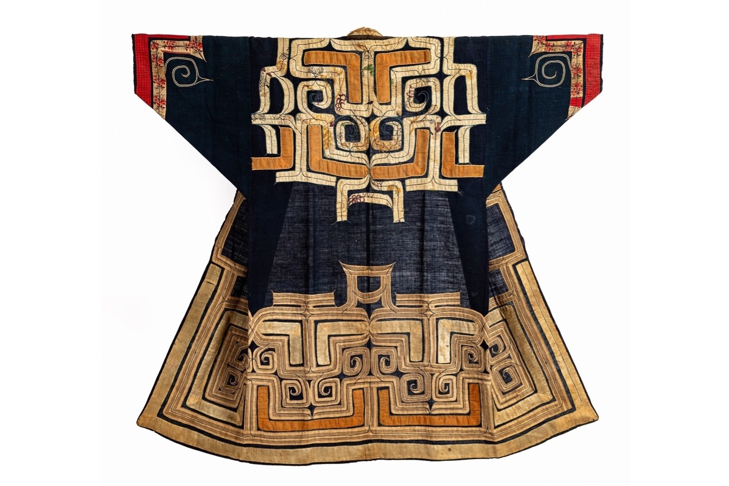 渋谷区立松濤美術館「アイヌの装いとハレの日の着物」