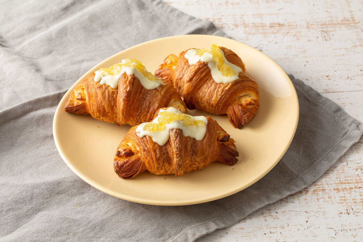 <カーリーズ クロワッサン トウキョウ ベイク スタンド>レモンクロワッサン 330円(税込)グランスタ東京