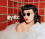 グッチ“ハリウッドスター”着想の新アイウェア、クリスタルが輝くハート型＆キャットアイ サングラス｜写真1