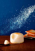 イシヤ×スナッフルス「白い恋人 ホワイトチョコレートオムレット」しゅわっと口溶けのスフレチーズケーキ｜写真1