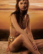 パコ ラバンヌ、70年代スポーツウェア着想の新作Tシャツやワンピース - バッグやスイムウェアも｜写真14