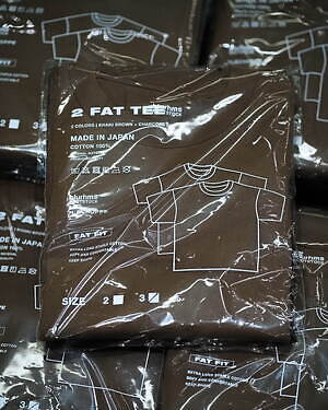 ブラームス ルーツストック × レショップのパックTシャツ、上品な雰囲気のビッグシルエット｜写真2
