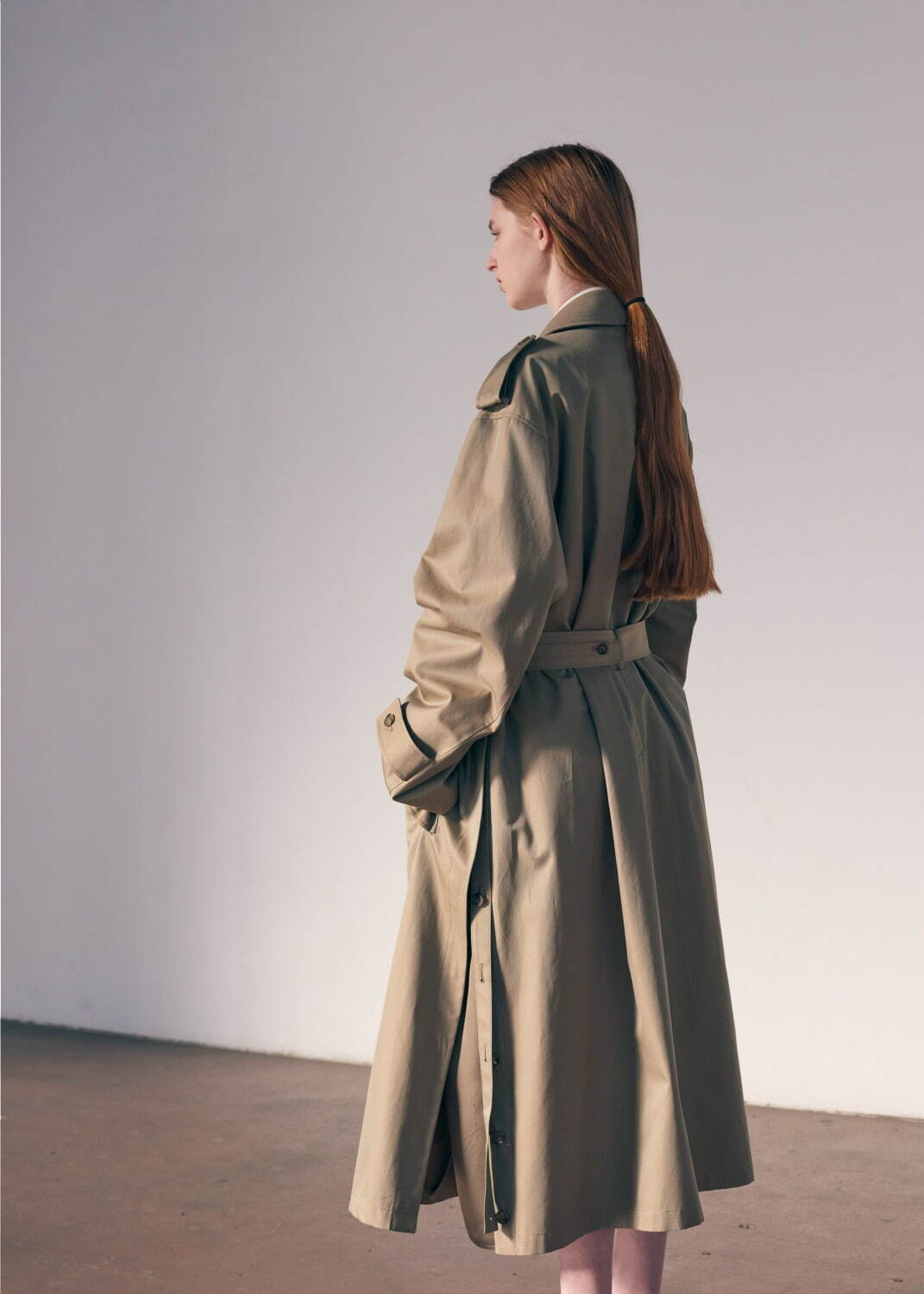 シュタイン 2021-22年秋冬コレクション、静けさに包まれた構築的な服