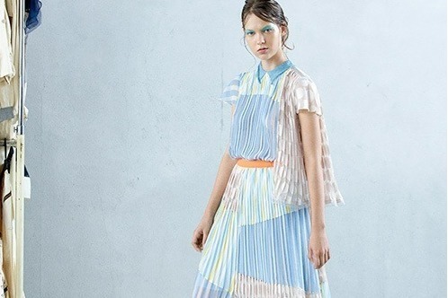 カラー“ウィメンズアイテムのみ”の限定セール、アーカイブを特別価格で販売