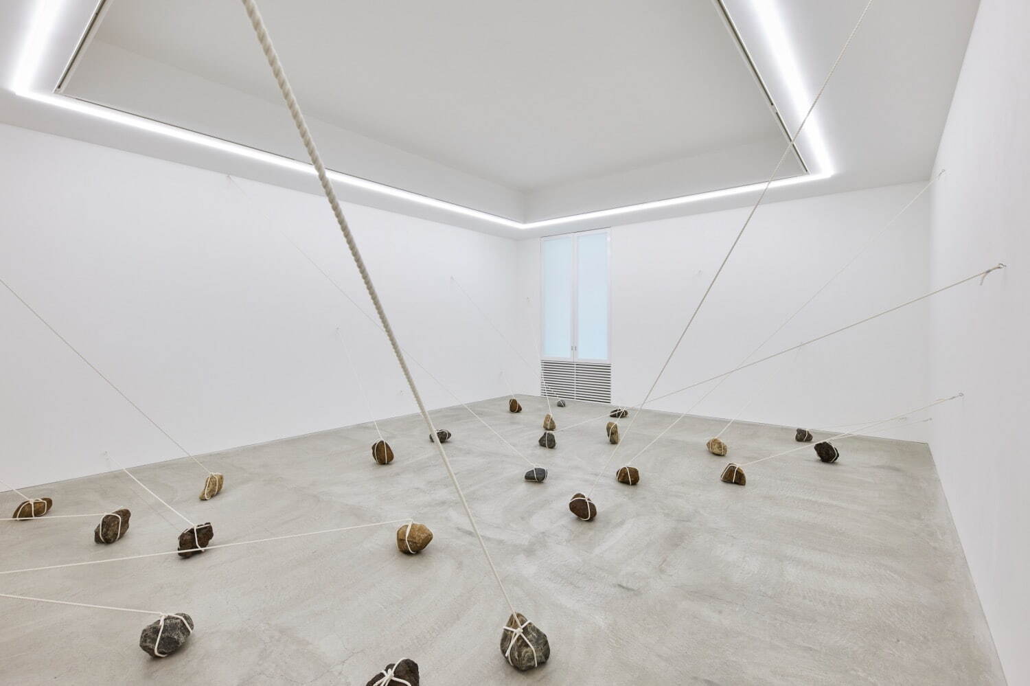 菅木志雄
集空果 Accumulation of Void and Effects 2021
stone, rope dimension variable h.320.0 x w.897.7 x d.699.4 cm at TKG 2021
photo by Kenji Takahashi