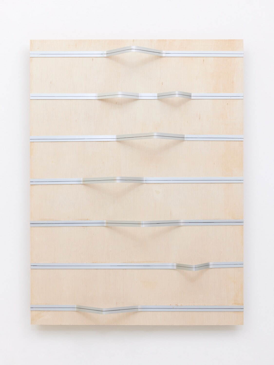 菅木志雄
空傾 Voids of Inclination 2021
wood, aluminum, ink h.121.9 x w. 91.1 x d.17.3 cm
photo by Kenji Takahashi