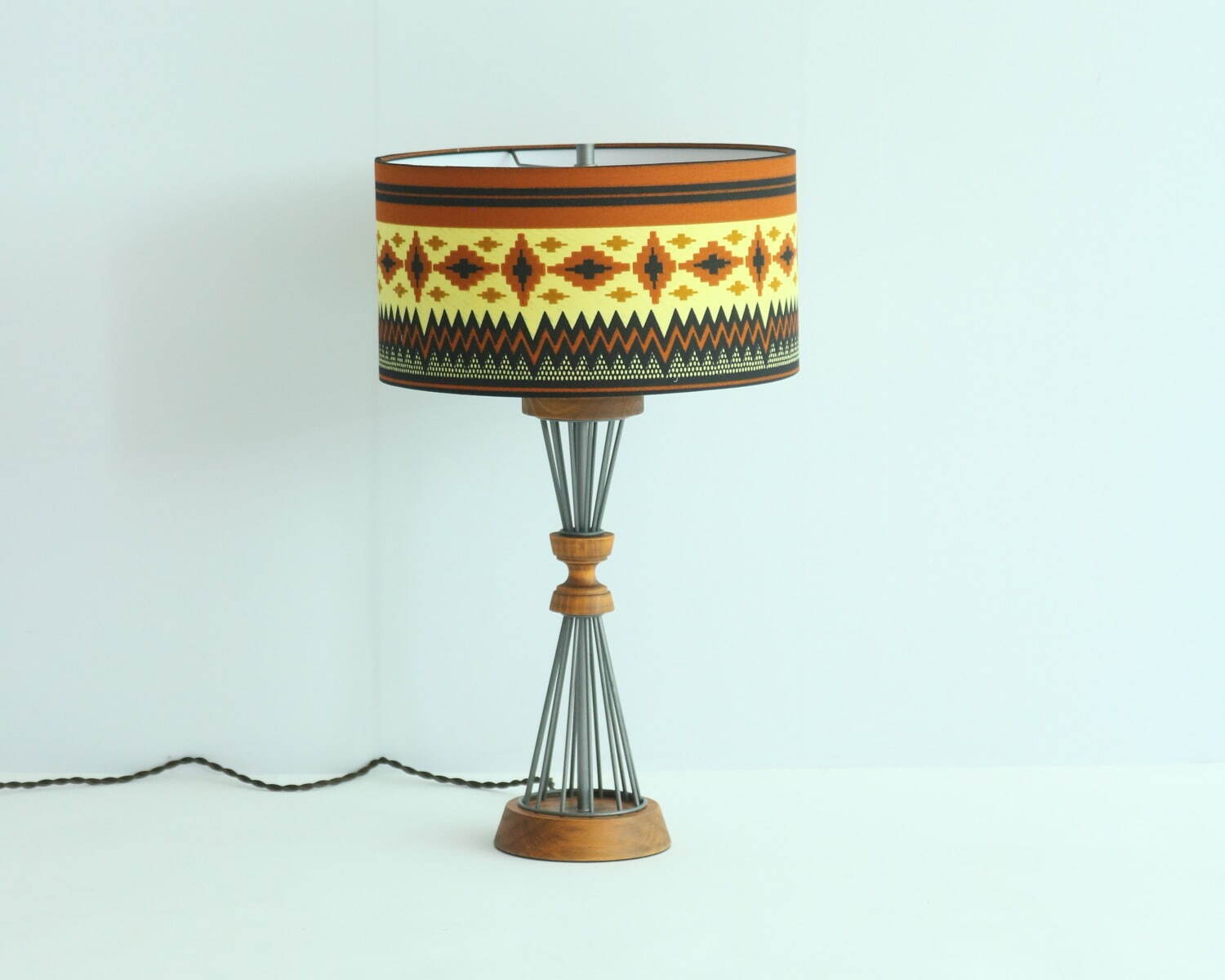 アクメ ファニチャー“アフリカンテイスト”のヴィンテージ風ランプ、クラウディとコラボ｜写真1