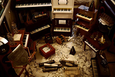 アンティーク・トイピアノの愛らしい音色を、パスザバトンで - 玩具楽器の展示販売、ミニライブも開催