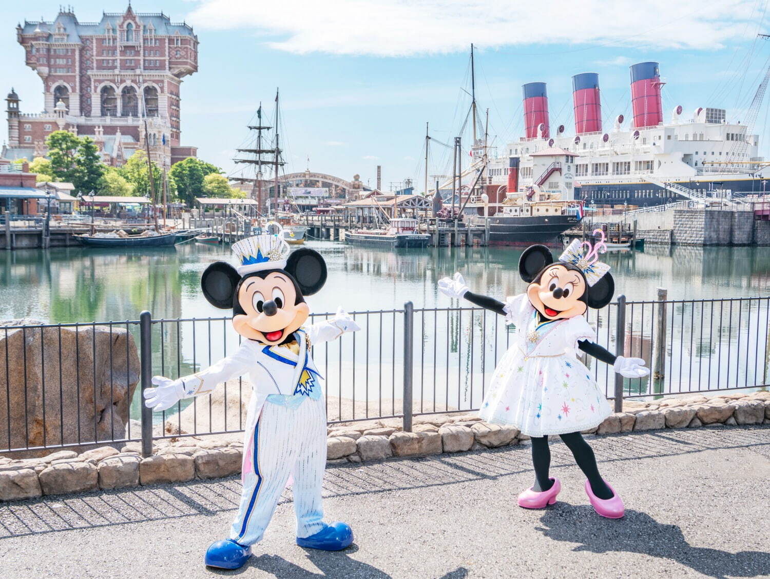 東京ディズニーシー20周年イベント、“キラキラ”衣装の水上ショーや