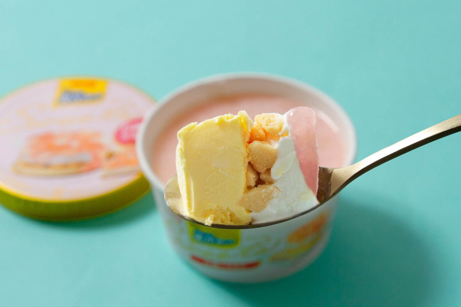 「明治 エッセル スーパーカップSweet’s 白桃のタルト」2種のアイスにクッキー＆白桃ソース｜写真3