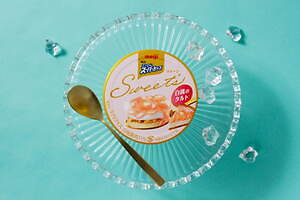 「明治 エッセル スーパーカップSweet’s 白桃のタルト」2種のアイスにクッキー＆白桃ソース｜写真4
