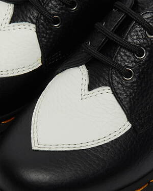 Dr.Martens から“愛”がテーマの新作「AMORE」シリーズが発売！ハート柄ファーをあしらった「厚底サンダル」とハートモチーフの「ホールシューズ」♪  詳細記事 | SGS109