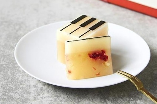 羊羹｜「湯布院 ジャズとようかん」限定“アップルミントジンジャー”羊羹、ピアノを模したユニークな見た目で