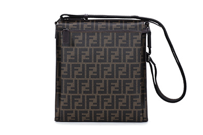 フェンディ「セレリア」からiPadを収納できるメッセンジャーバッグ発売