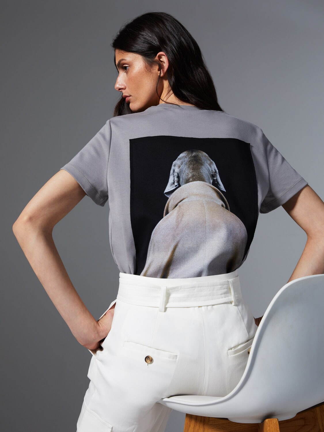 マックスマーラ“アートな新作Tシャツ”、アイコンコートを着た犬やクラシックバレエをモチーフに｜写真29