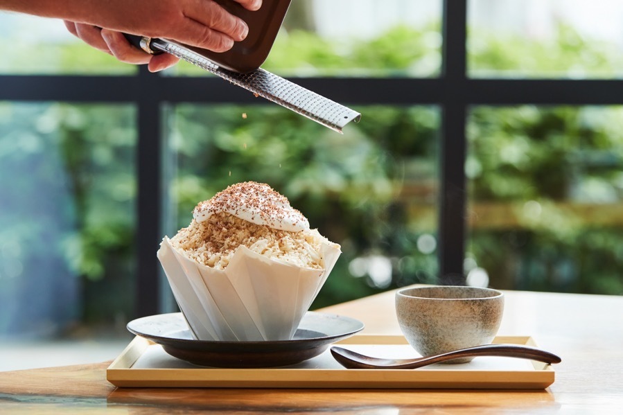 “おちゃらか”ほうじ茶ミルクティーのかき氷 ほうじ茶アールグレイのシロップ
“おちゃらか”ほうじ茶付き 1,540円