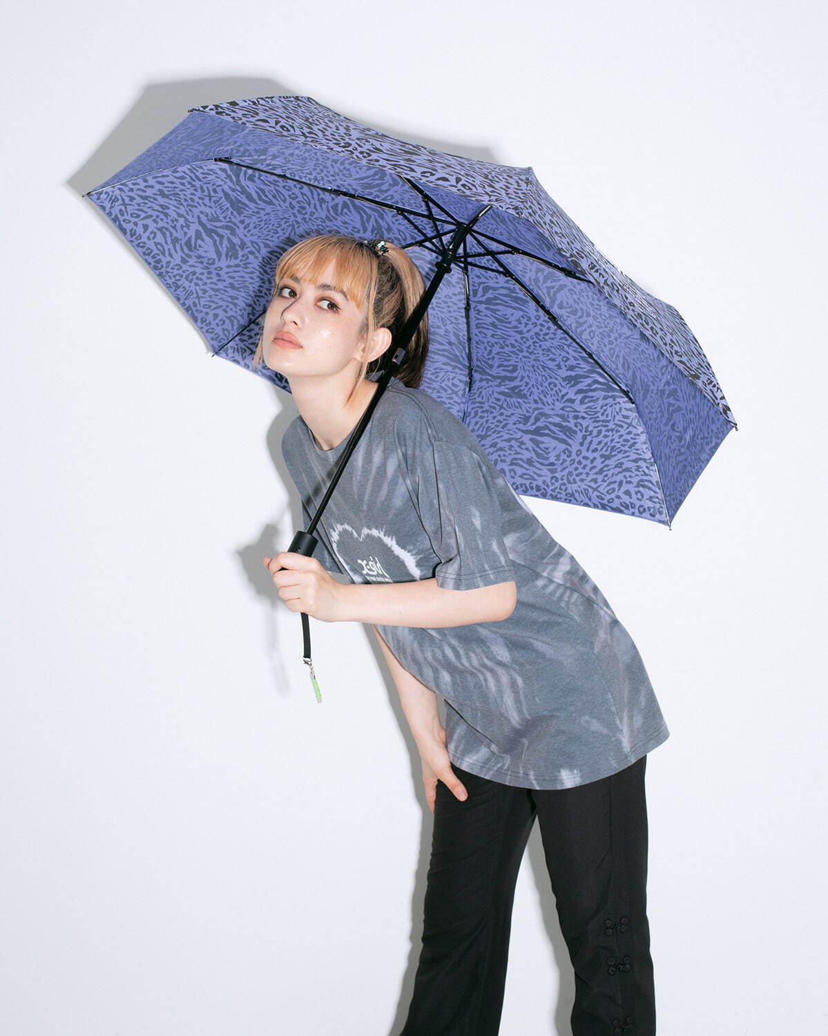X-girl×キウのコラボレイングッズ、アニマル柄の折りたたみ傘＆ロゴ入りレインポンチョ｜写真1