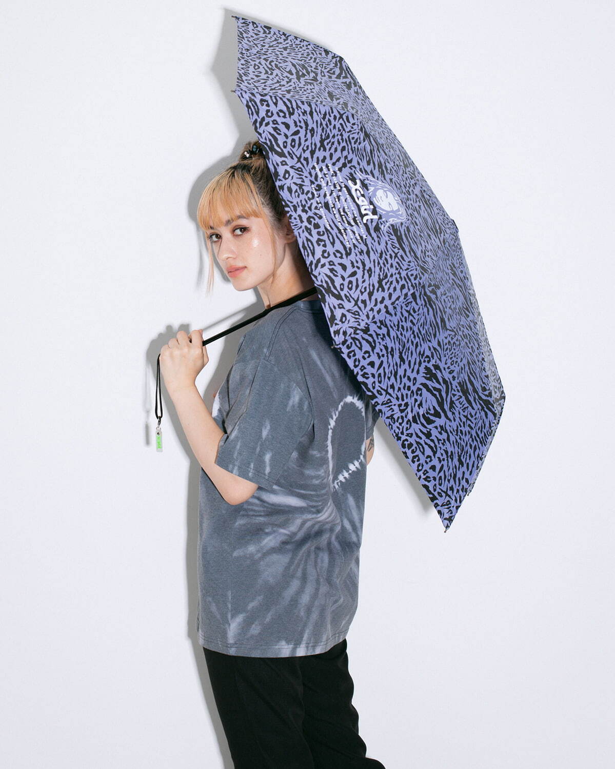 X-girl×キウのコラボレイングッズ、アニマル柄の折りたたみ傘＆ロゴ入りレインポンチョ｜写真6