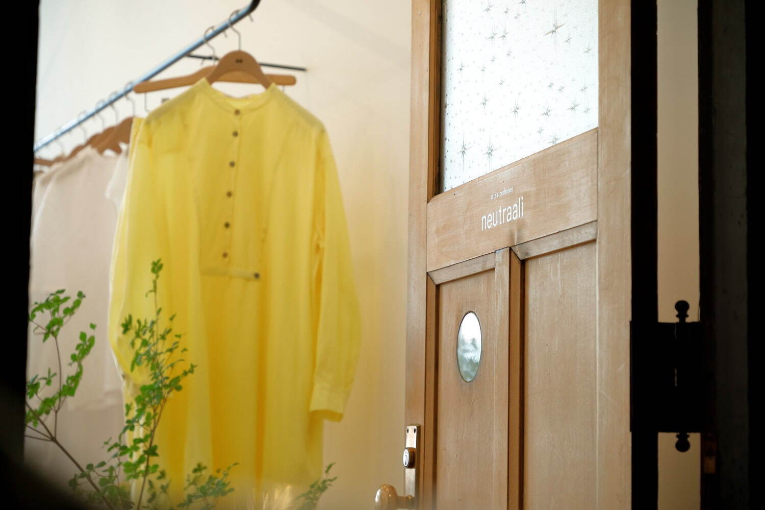 ミナ ペルホネン ネウトラーリの新店舗が京都にオープン、長く着られるシンプルな服｜写真1