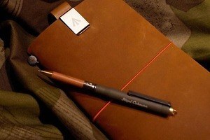 ナイジェル・ケーボン×トラベラーズカンパニーのノートセット、英国官給品の紋章を刻印したカバーなど