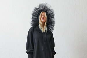 レッド ヴァレンティノの新作ウェア、チュールのフリル付きスウェットドレスやデニムスカート