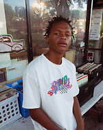 ビームス×ウィンダンシー、名作映画着想のロゴ入りTシャツ＆ヴィヴィッドなチェック柄ショーツ｜写真6