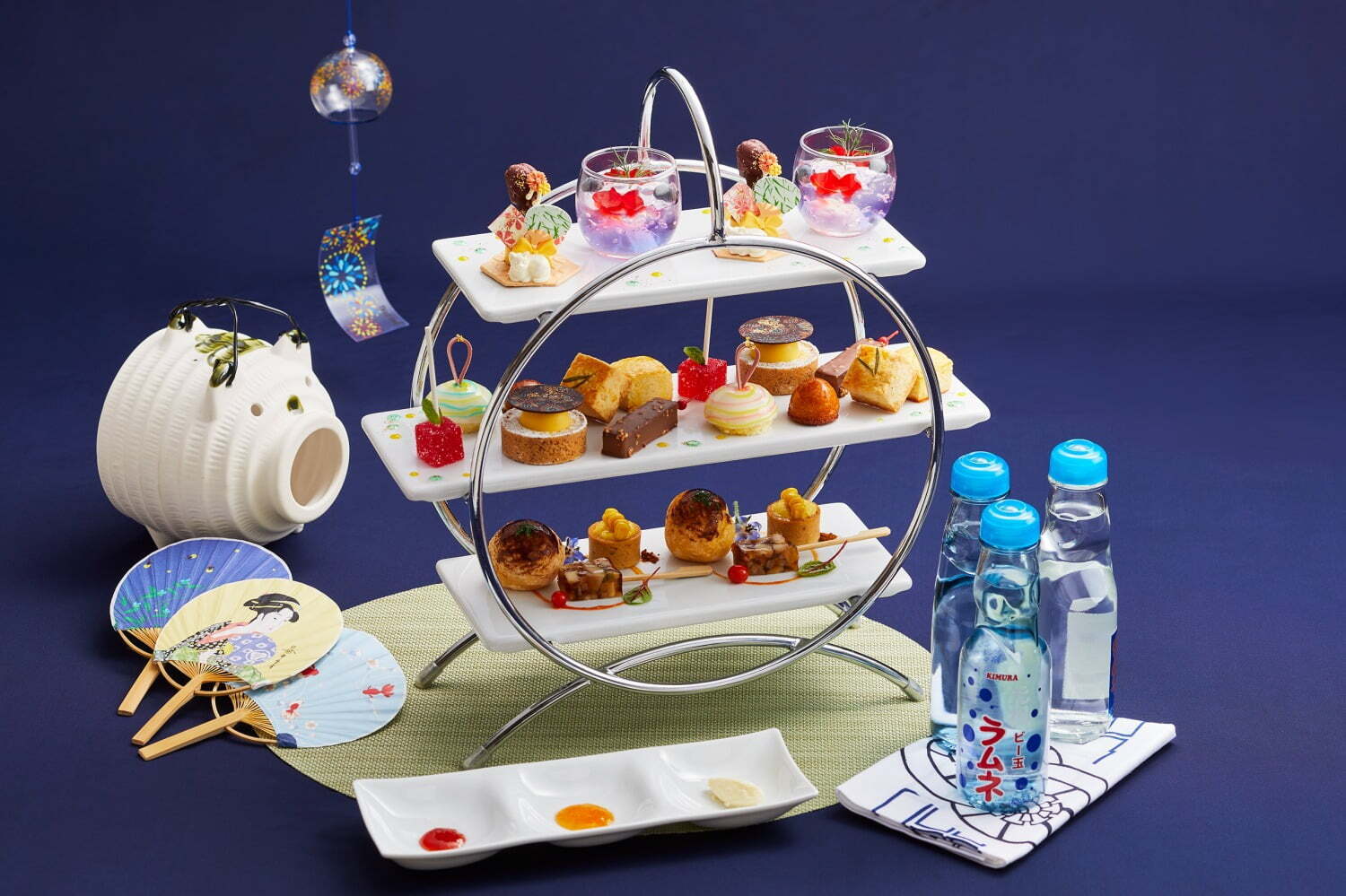 「夏まつりアフタヌーンティー」ロイヤルパークホテルで、“金魚鉢仕立て”のゼリーや水風船ムース