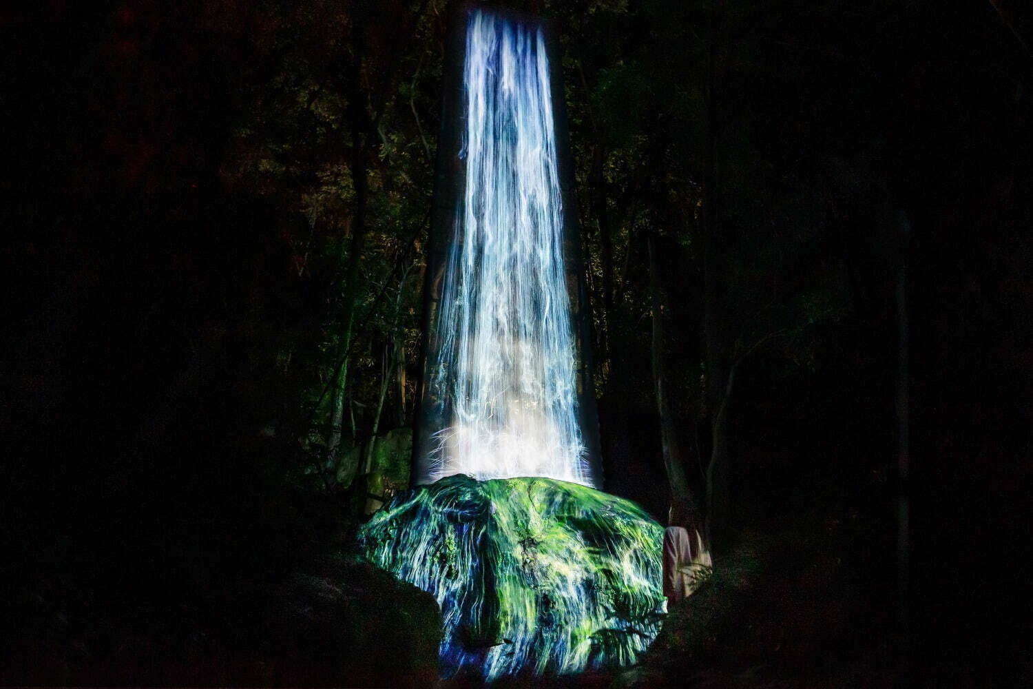 「かみさまの御前なる岩に憑依する滝 / Universe of Water Particles on a Sacred Rock」
teamLab, 2017, Digitized Nature