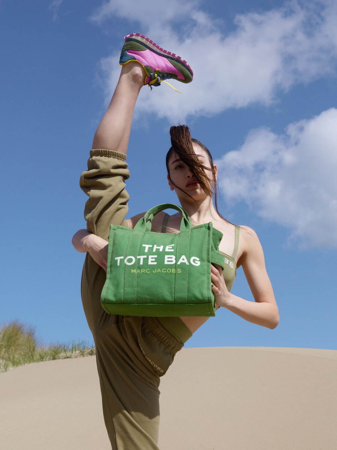 THE SMALL TOTE BAG 31,900円
THE BANDEAU 15,400円
THE SWEATPANTS 25,300円