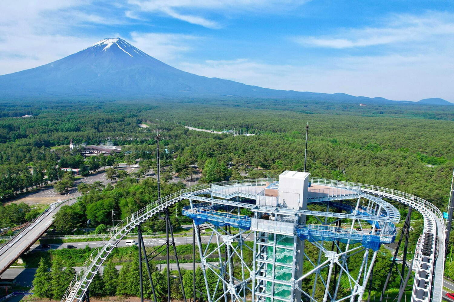 富士山01 富士急ハイランドに高さ約55mの展望台「FUJIYAMAタワー」誕生