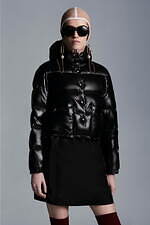 モンクレール21年新作アウター、リバーシブル仕様のショートダウンや“着物スリーブ”ウールコート｜写真26