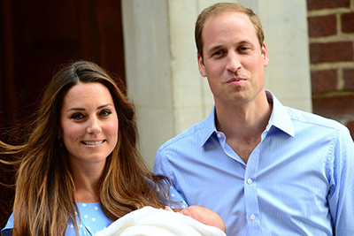 イギリス、キャサリン妃とウィリアム王子のロイヤルベビーは男の子! 産後初お披露目 
