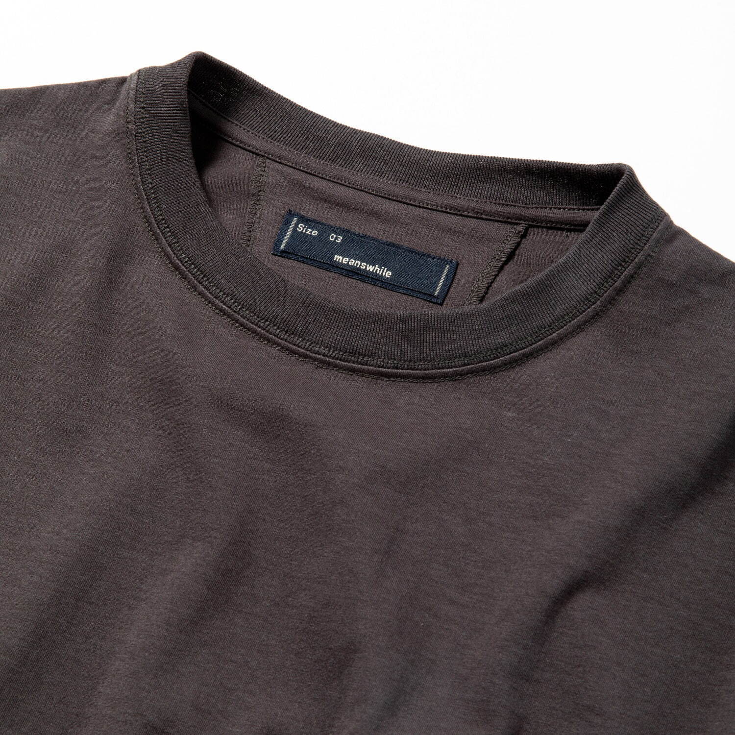 ミーンズワイル“前後裏表”全面で着用可能なTシャツ、度詰め天竺のカラッとした風合いで｜写真17
