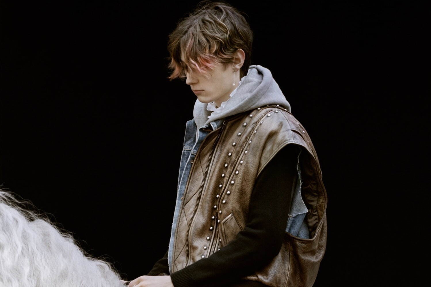 セリーヌ オム新作、フェアアイルのオーバーサイズニットや「トリオンフ キャンバス」ショルダーバッグ