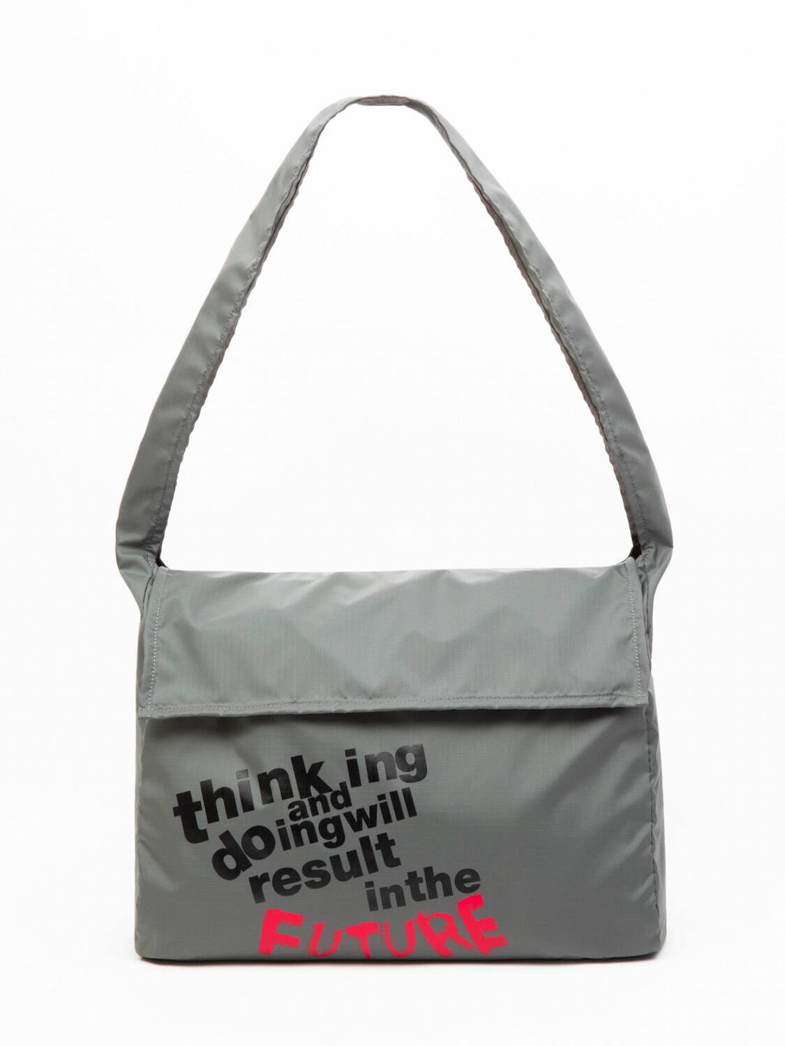 コム デ ギャルソンから“ポジティブなメッセージ”プリントの新作バッグ 