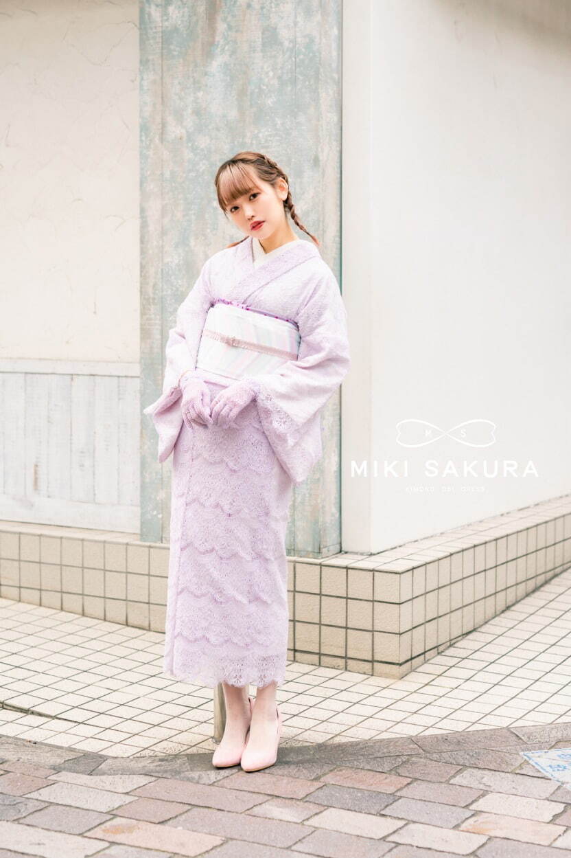 淡紫のレース着物 50,600円、甘い香りの半幅帯 24,200円