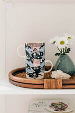 アラビア“ムーミンの日”記念マグカップ、スナフキンの帰りを待つムーミン＆ムーミンママを描いて｜写真7